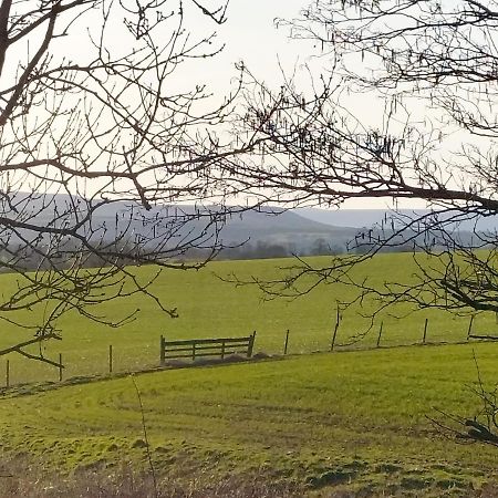 Delightful 3 Bedroom Holiday Home With Balcony Overlooking Fields And A Stream 기스번 외부 사진