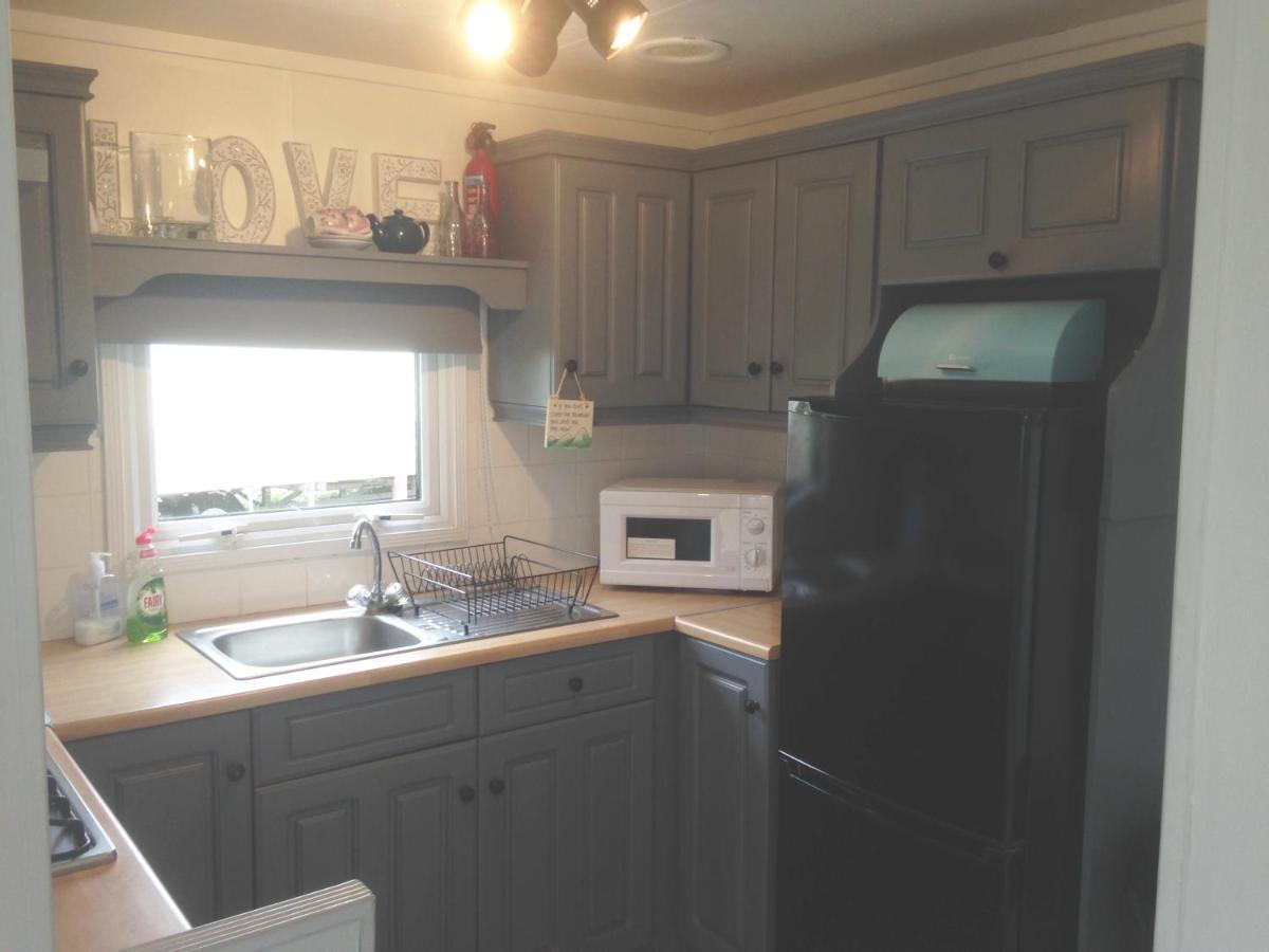 Delightful 3 Bedroom Holiday Home With Balcony Overlooking Fields And A Stream 기스번 외부 사진